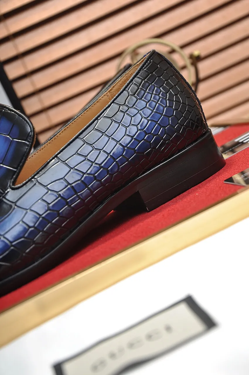Men's shoes💰560💶Italy's top luxury men's shoe giant (GUCCI) (Gucci) (full cowhide lining) new arrival🍃Original European style🔰 Pleasant to the eye😍In order to make the shoes more durable and non-deformable🌀The production continues to follow traditional methods but there is still no lack of innovation💪Choose original sheepskin for the leather♻️ Smooth and natural And extra bright ⭐Made of imported cowhide, the first choice of rich people 38-45 (45 customized)